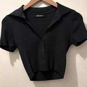 Cropped black collar shirt. Size small